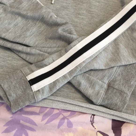 Gray crop top hoodie - Picture 3 of 3